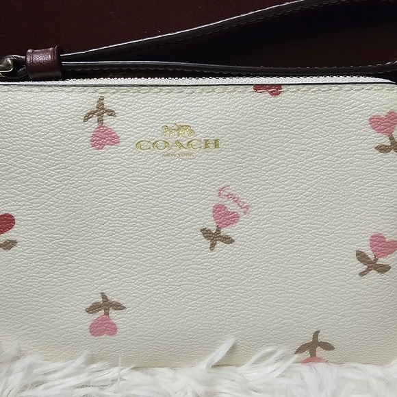 Coach Bags NWOT Coach Corner Zip Wristlet In Floral Heart Print C3300